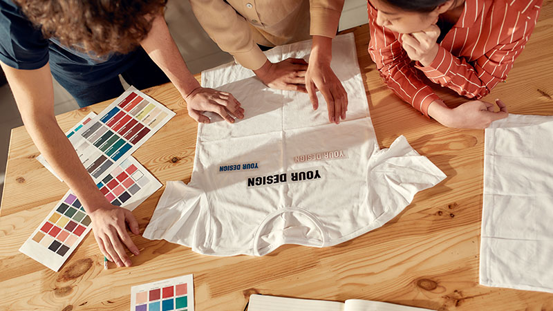 なぜTシャツの文字は読まれないのか、文字とグラフィックの文脈を見る