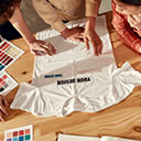 なぜTシャツの文字は読まれないのか、文字とグラフィックの文脈を見る